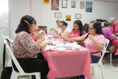 Realizan voluntarias prótesis mamarias para mujeres con mastectomía