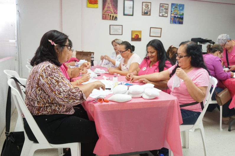 Realizan voluntarias prótesis mamarias para mujeres con mastectomía
