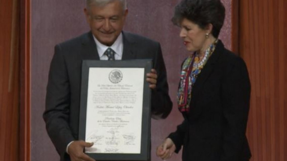 Felicita Adrián Oseguera a AMLO por recibir constancia como Presidente electo de México