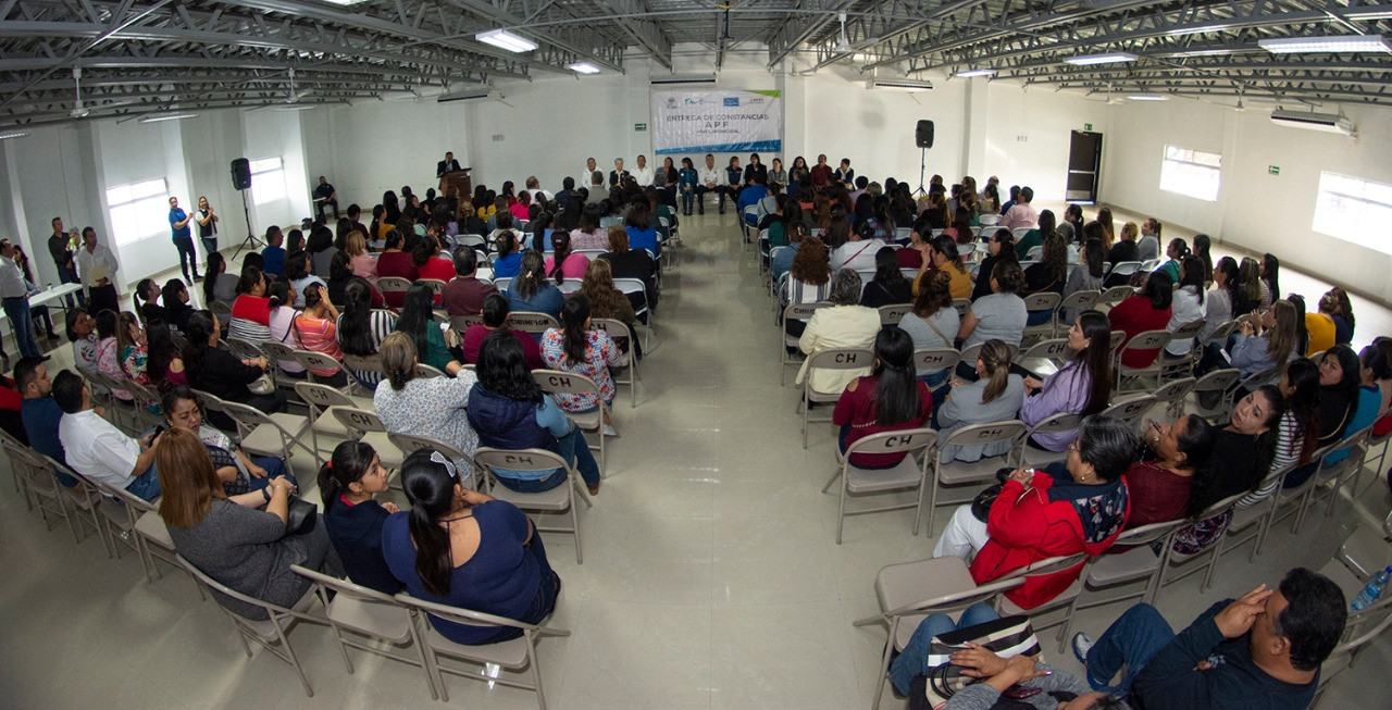 Entrega alcalde constancias APF