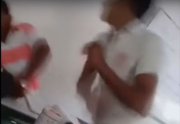 Golpea alumno a mestro y lo expulsan