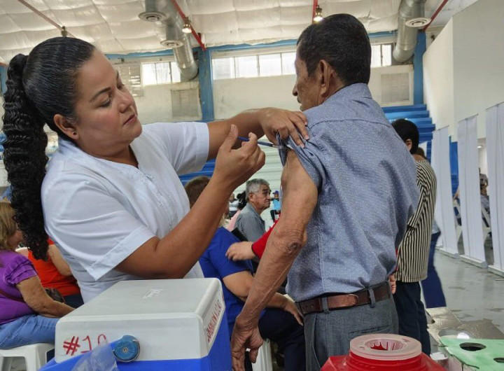 Exhorta Salud a la población a vacunarse contra influenza, covid y neumococo