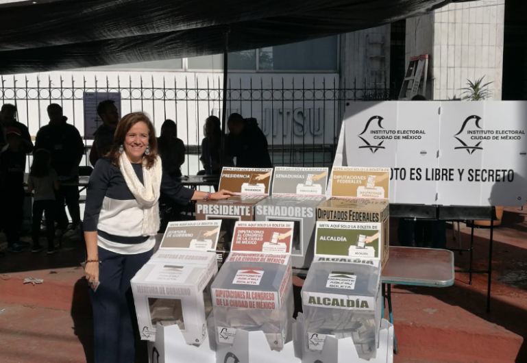 Margarita Zavala y FCH emiten su voto