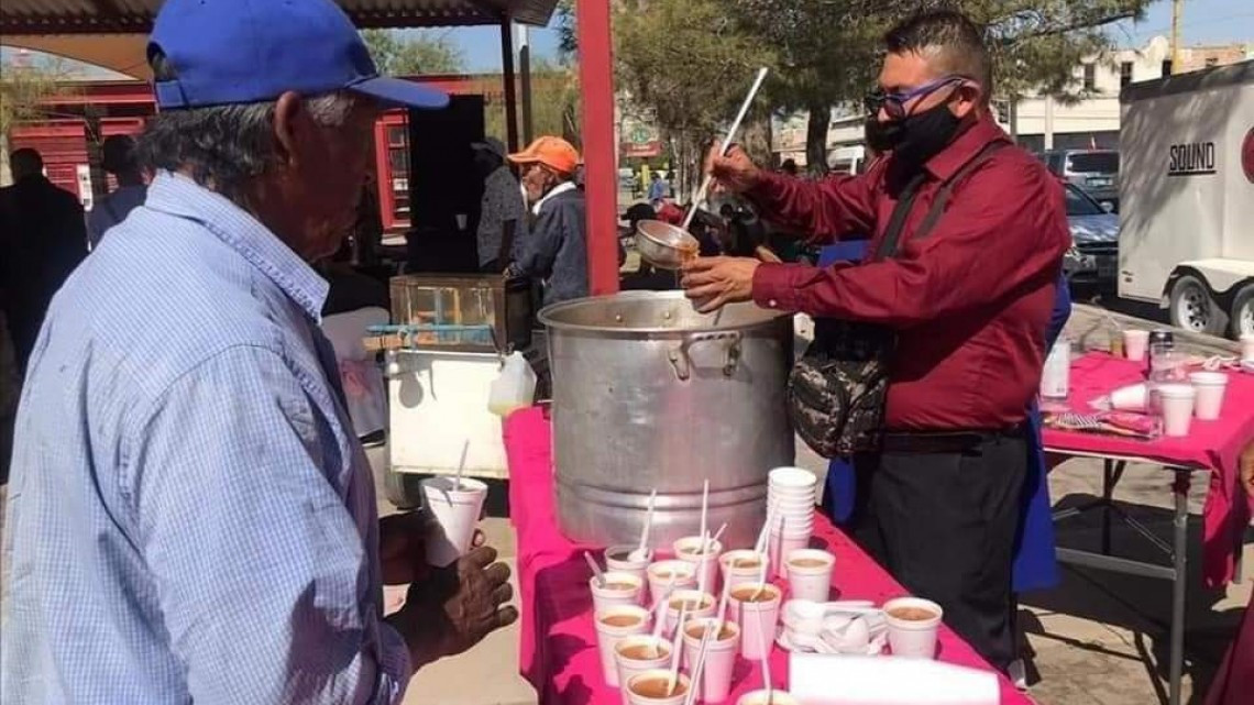 Quinceañera celebra su fiesta con banquete para personas necesitadas 