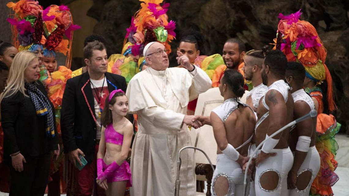 El papa Francisco hace malabares junto a un circo cubano