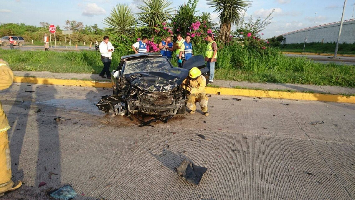 Chocan de frente auto y tráiler