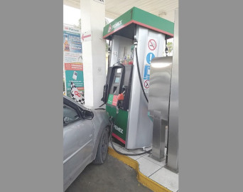 Choca mujer con bomba de gasolina