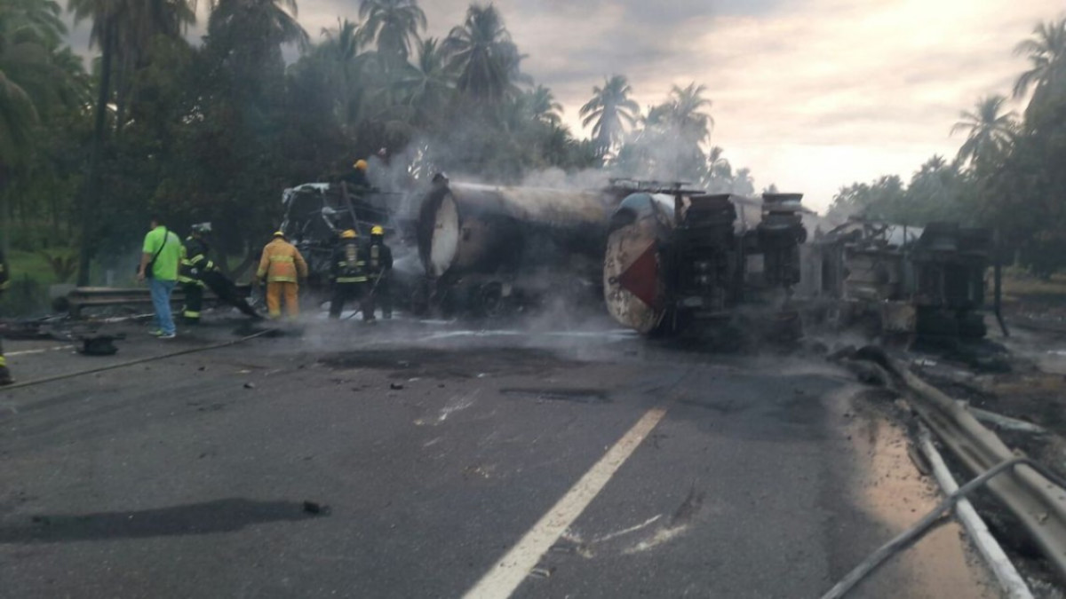 Explosión en autopista Siglo 21 de pipa en Morelia
