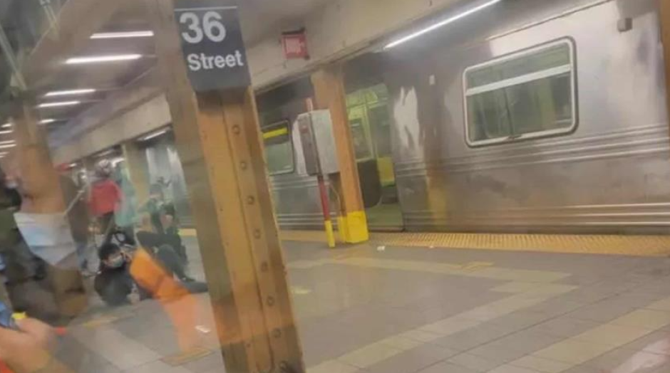 Reportan tiroteo en el Metro de Nueva York, se reportan varios heridos 
