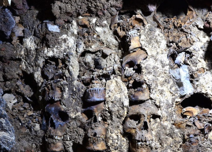Encuentran 119 cráneos en altar dedicado a Huitzilopochtli 