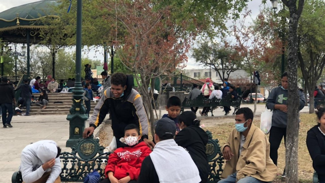 Migrantes reubican campamento en Plaza de la República 