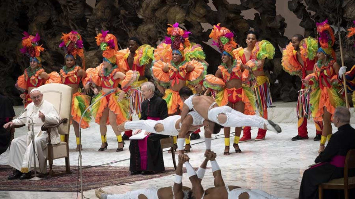 El papa Francisco hace malabares junto a un circo cubano