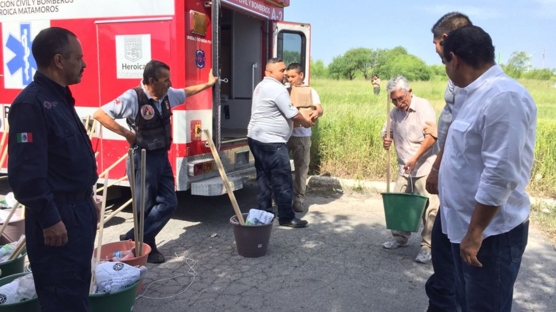 Reparten kits de limpieza y despensas a familias afectadas por inundaciones