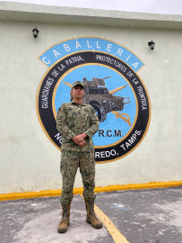 Con orgullo porta uniforme militar