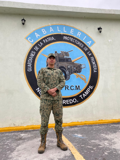 Con orgullo porta uniforme militar