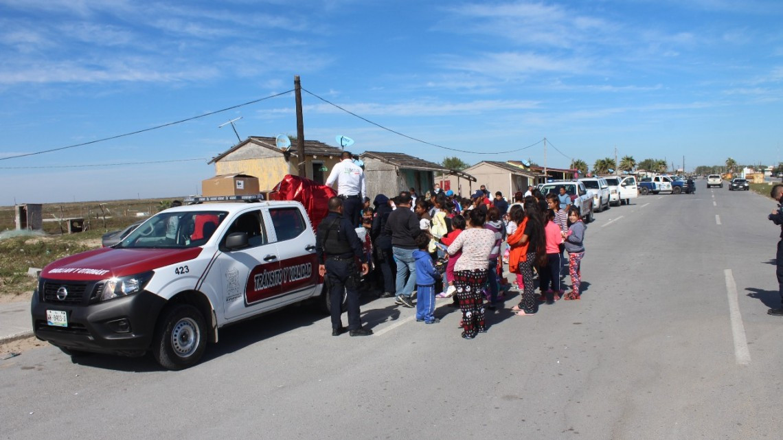 Elementos de la SSP llevan juguetes a los niños de zonas vulnerables y reparten cobijas y alimentos para mitigar el frío