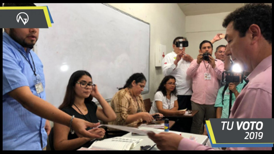 Alcalde Matamoros acude a las urnas en compañía de su familia