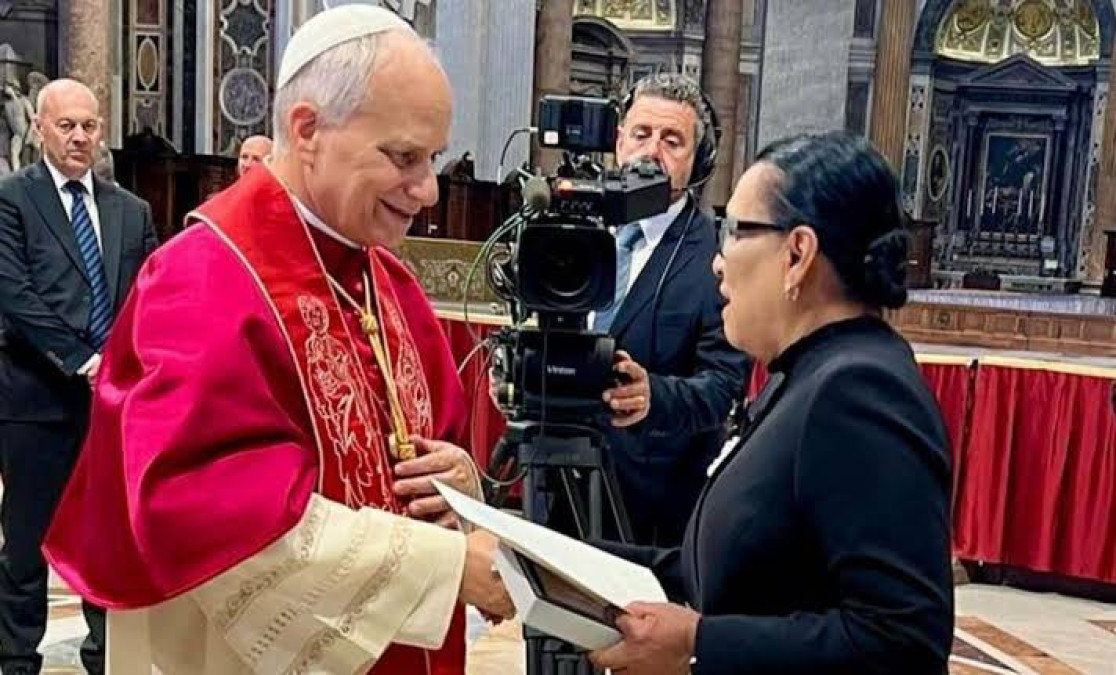 Papa León XIV recibe carta de invitación a México; pontífice envía bendiciones a México y a Sheinbaum