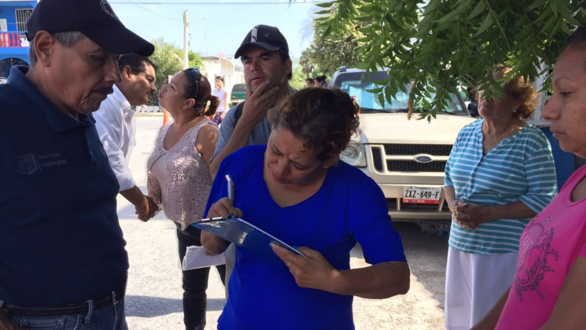 Reparten kits de limpieza y despensas a familias afectadas por inundaciones