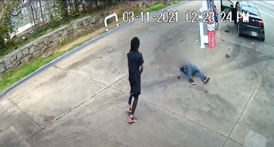 Anciano derriba a ladrón armado que intentó robarle su carro