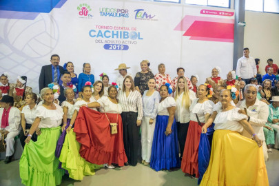 Convive Mariana Gómez con abuelitas y abuelitos del Primer Campamento Cultural Deportivo
