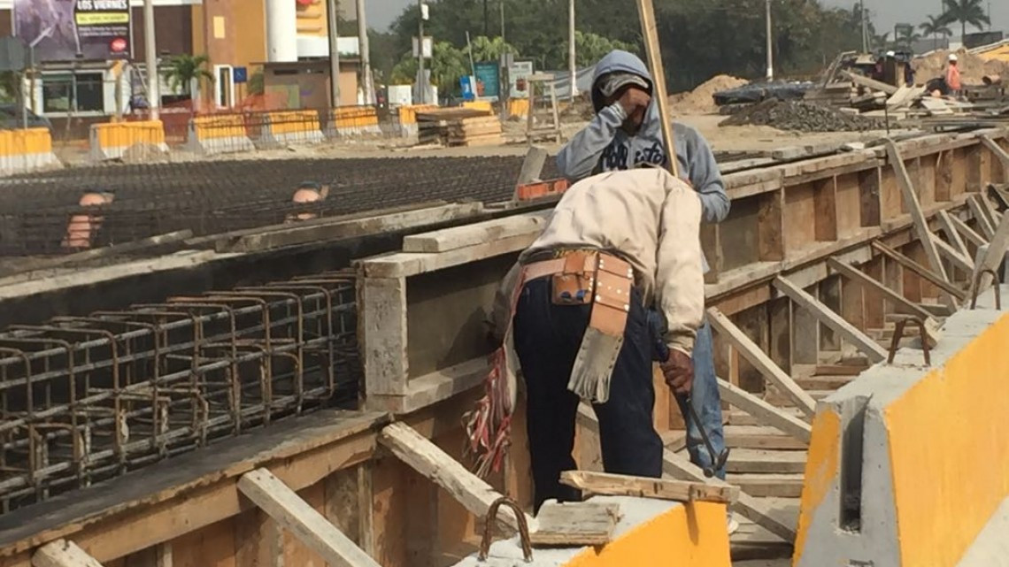Avanzan obras de construcción de puentes vehiculares