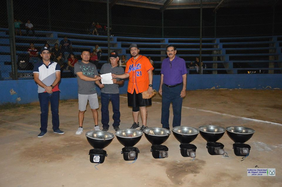 Entregan lámparas en la inauguración de campo de softbol