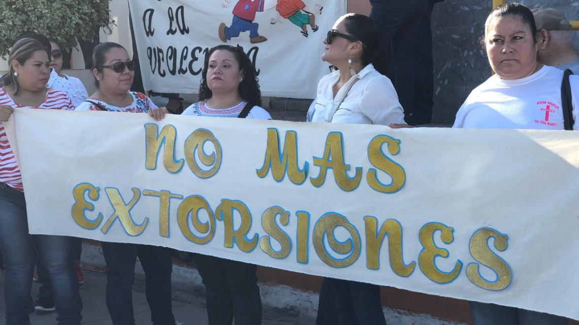 Marchan maestros para exigir seguridad 