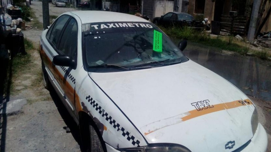 PE asegura ocho taxis pirata 