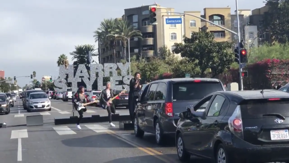 Harry Styles canta en medio de la calle en Los Ángeles 