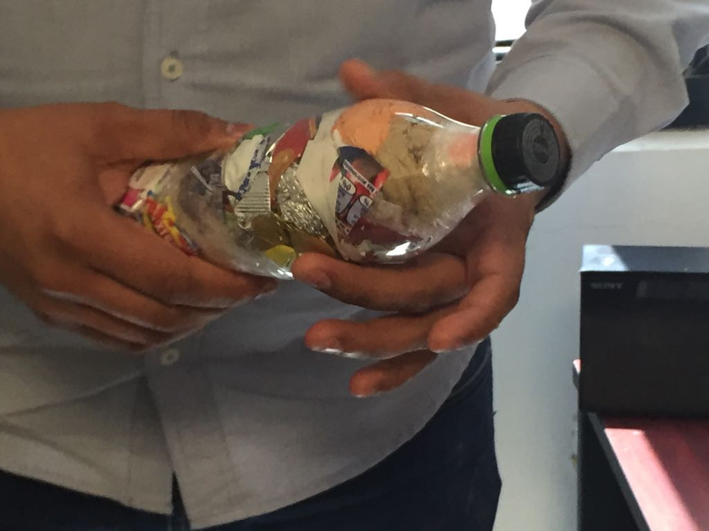 Realizan proyectos utilizando botellas de plástico para la construcción