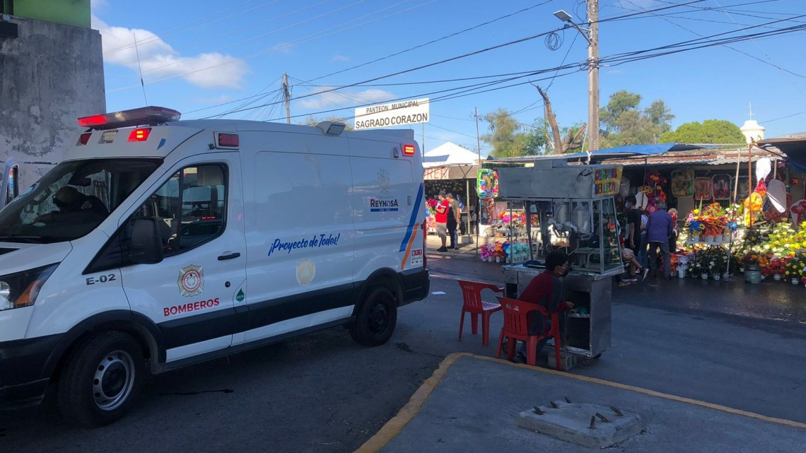 Tras un año sin celebrar, reynosenses visitan panteones en Día de Muertos