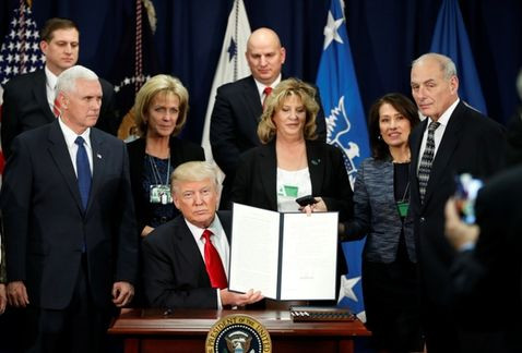 Trump firma orden para construir el muro