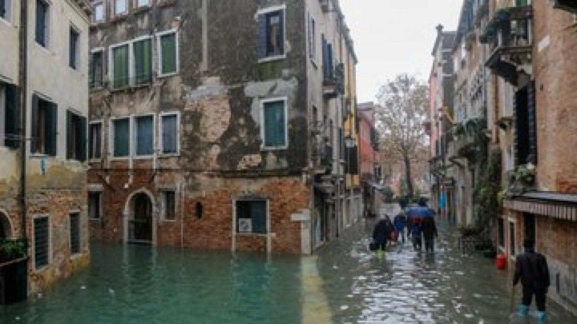 Venecia afectada por marea alta