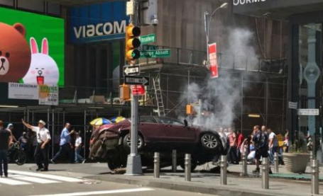 Auto arrolla a 22 personas y mata a una en Times Square