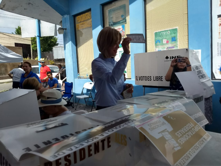 Emite su voto en Tampico la candidata al senado María Elena Figueroa 