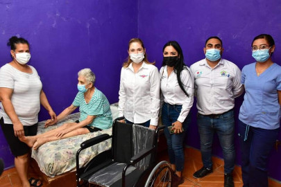 DIF Reynosa benefició con silla de ruedas a residente de la Colonia Solidaridad