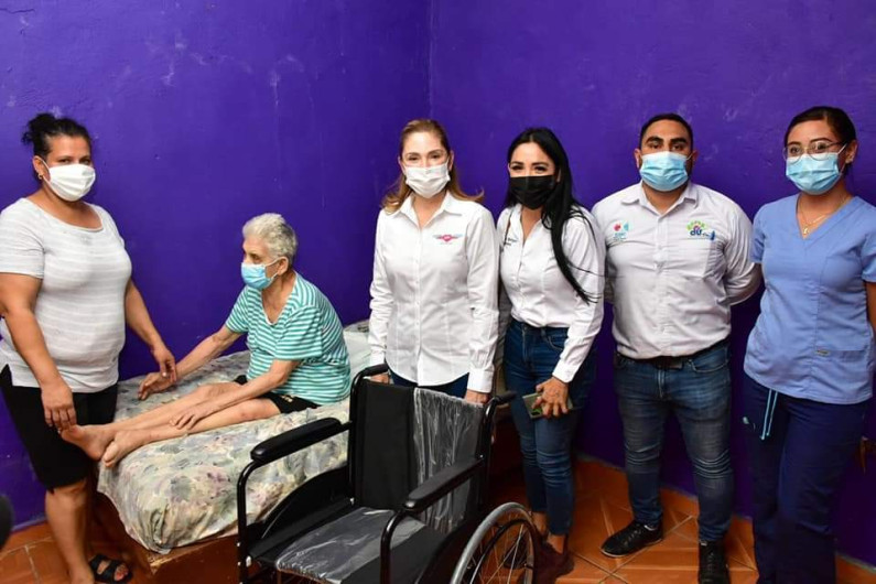 DIF Reynosa benefició con silla de ruedas a residente de la Colonia Solidaridad