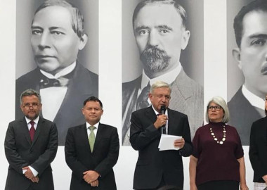 AMLO presenta a integrantes de las subsecretarías de la SE