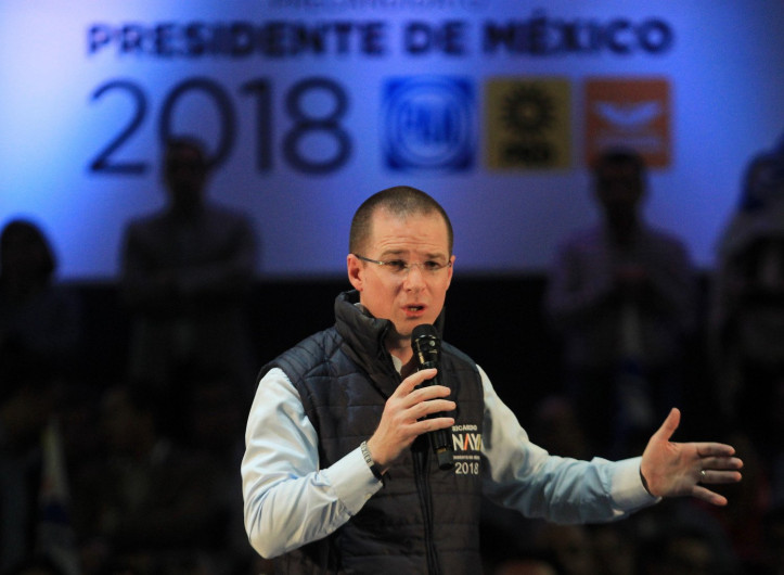 Llega Ricardo Anaya a Tampico entre gritos y empujones 