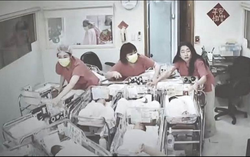 Enfermeras protegen a los recién nacidos durante el terremoto de Taiwán