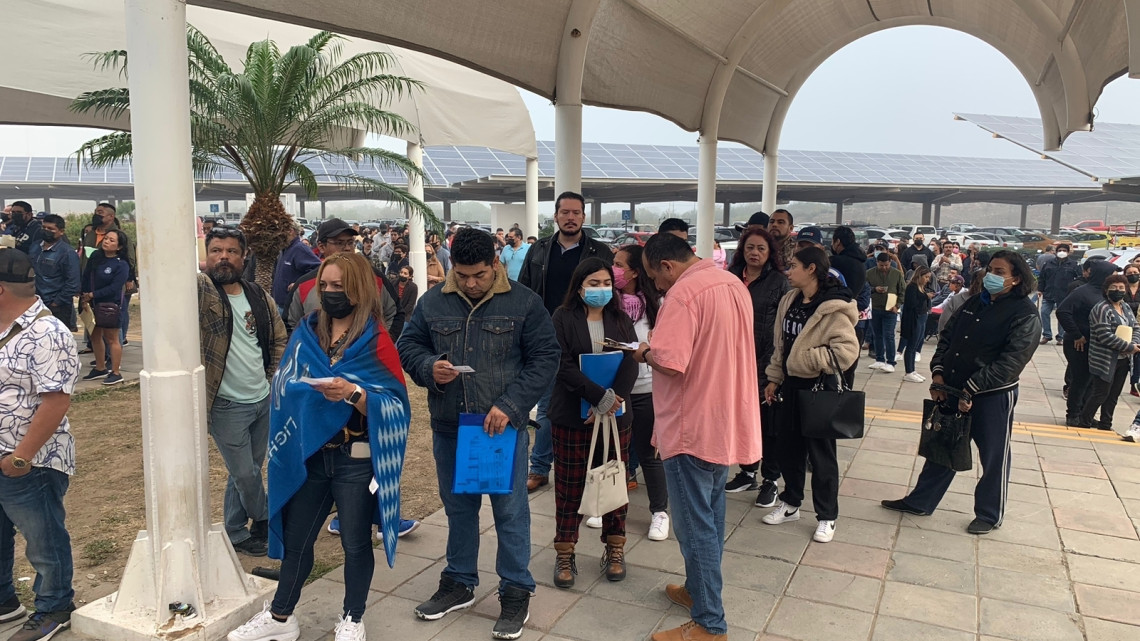 Continúan largas filas en oficina fiscal