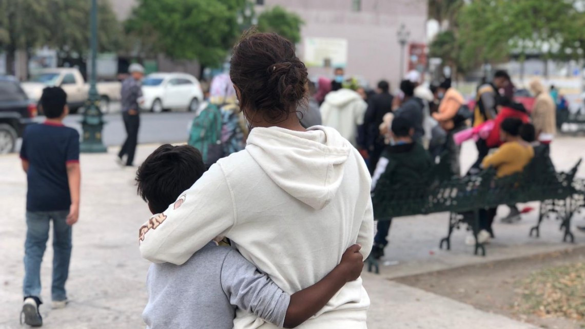 Migrantes reubican campamento en Plaza de la República 