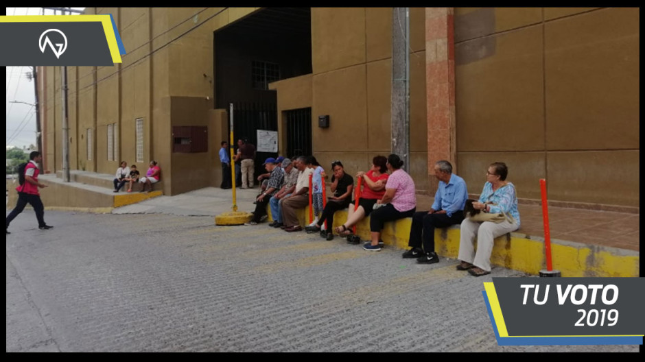 Adultos mayores primeros en votar