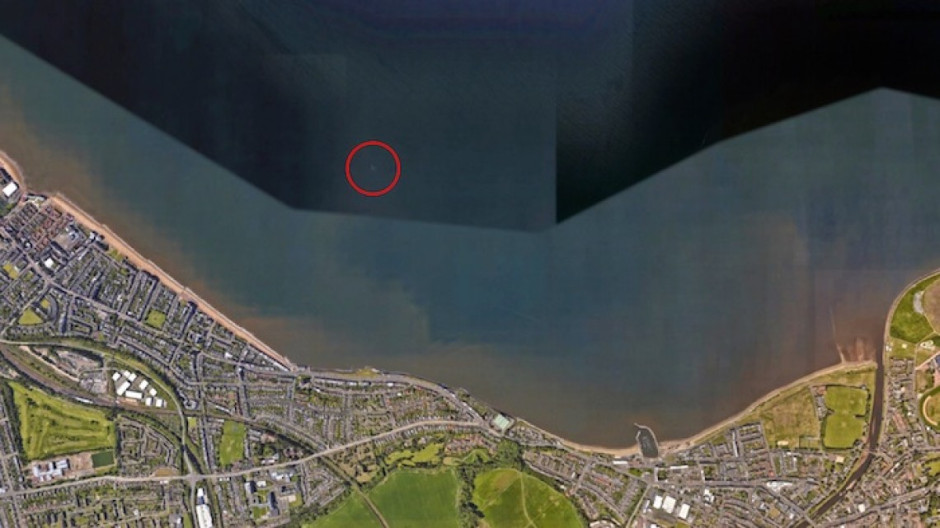 Capturan avión “sumergido” frente a costas de Escocia con Google Earth