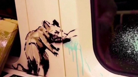 Artista callejero de Londres realiza dibujos en metro para concientizar sobre el uso de cubrebocas