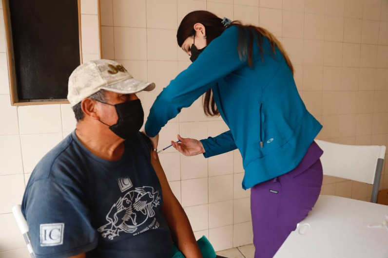 Llevan Gobierno Municipal campaña de vacunación contra influenza a usuarios de transporte 