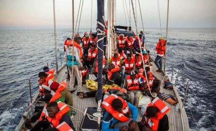Buque italiano con 46 migrantes a bordo atraca en Lampedusa