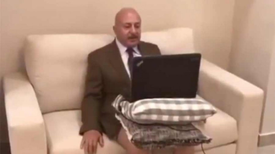 Político ofrece entrevista sin pantalones 