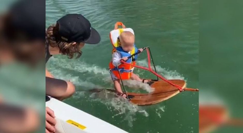 Bebé practica esquí acuático